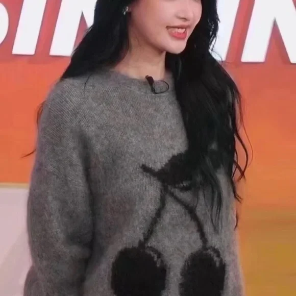 Sweater same with actor - Picture 2 of 3